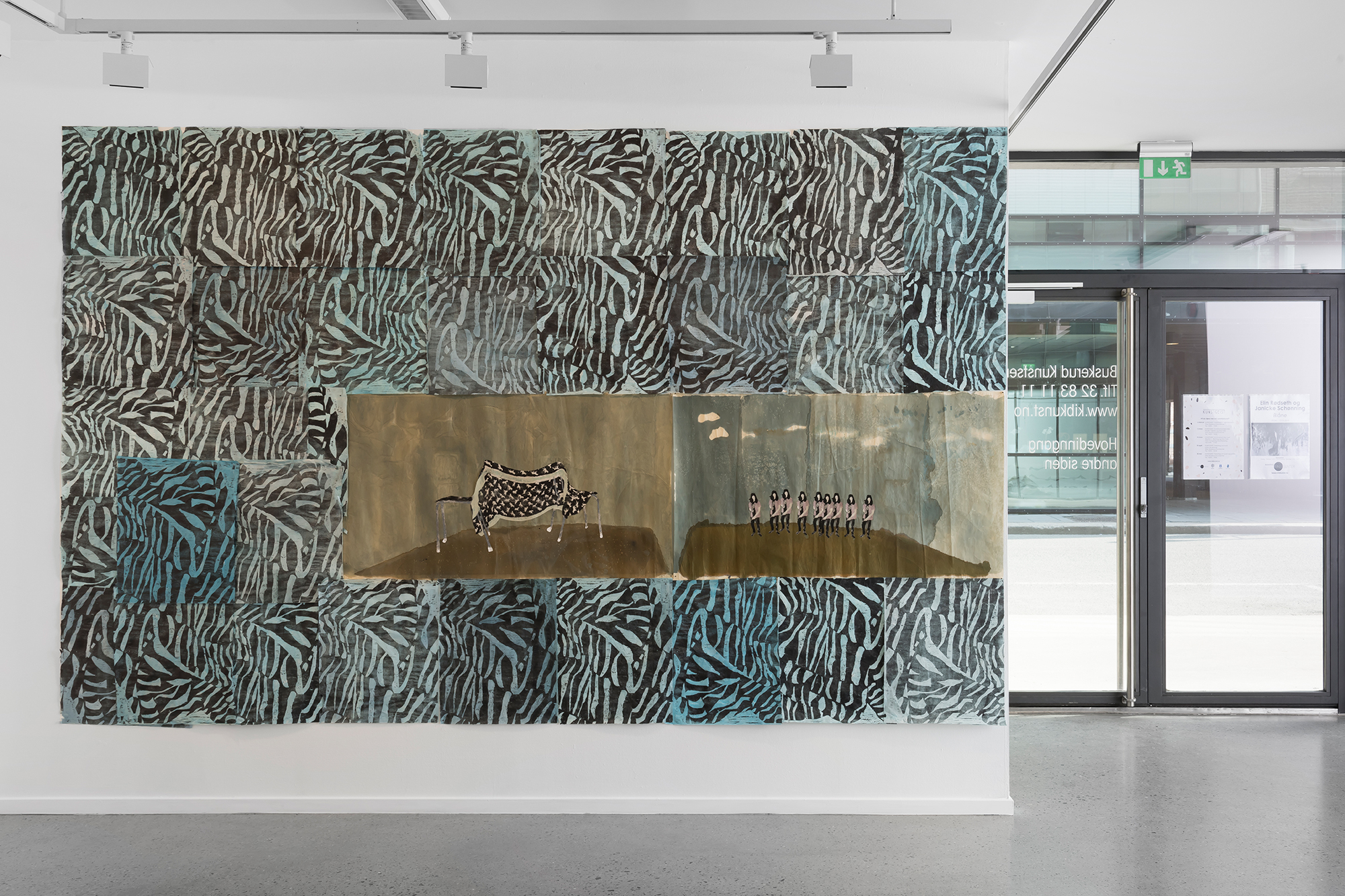 Grafisk installasjon på vegg. Tresnitt på rispapir. Blå fargetoner og mønster