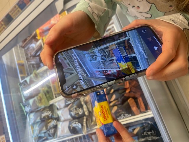 Barnehånd scanner strekkode på is ved en isdisk