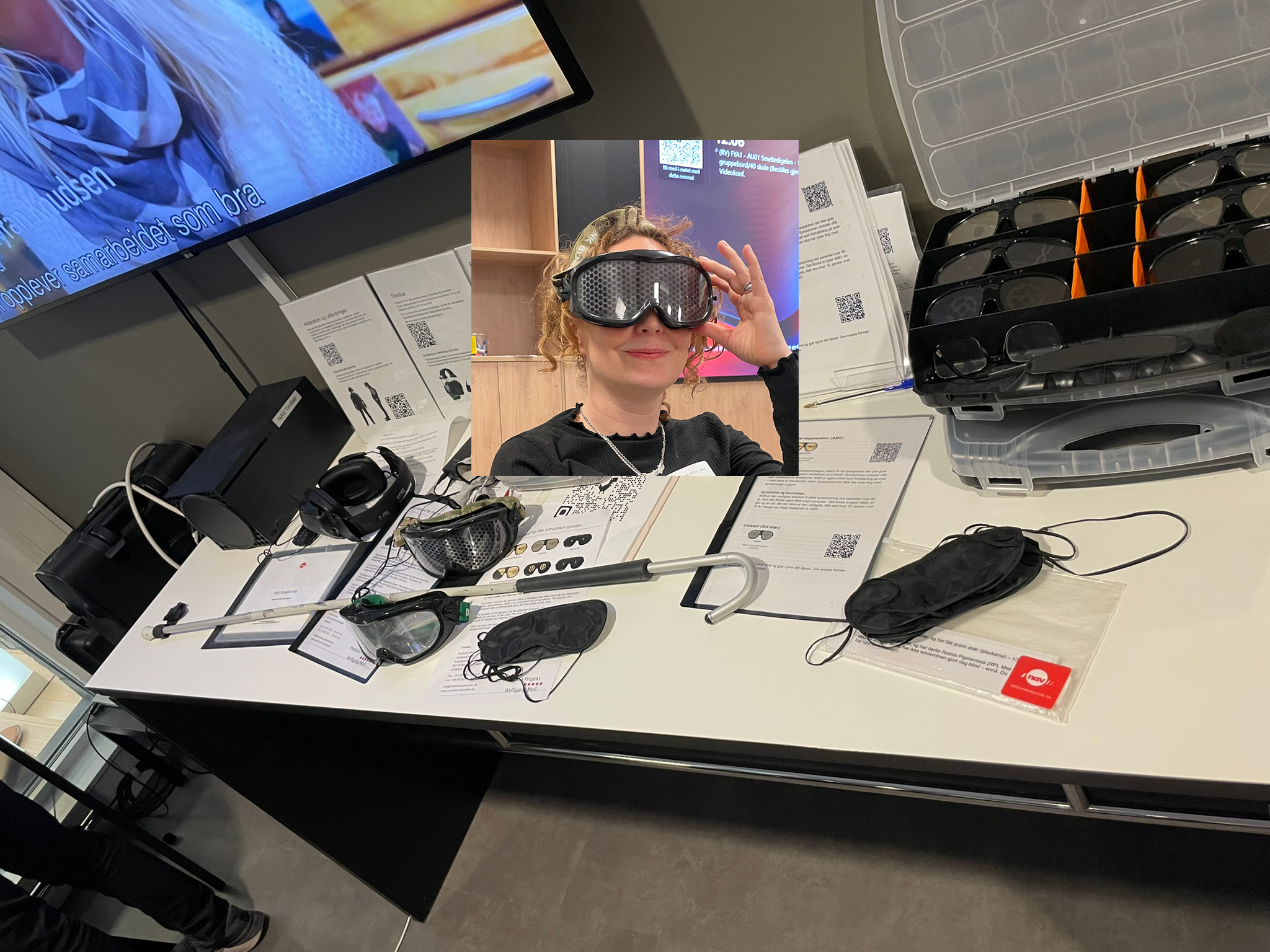 Dame med utstyr som simulerer funksjonsnedsettelser