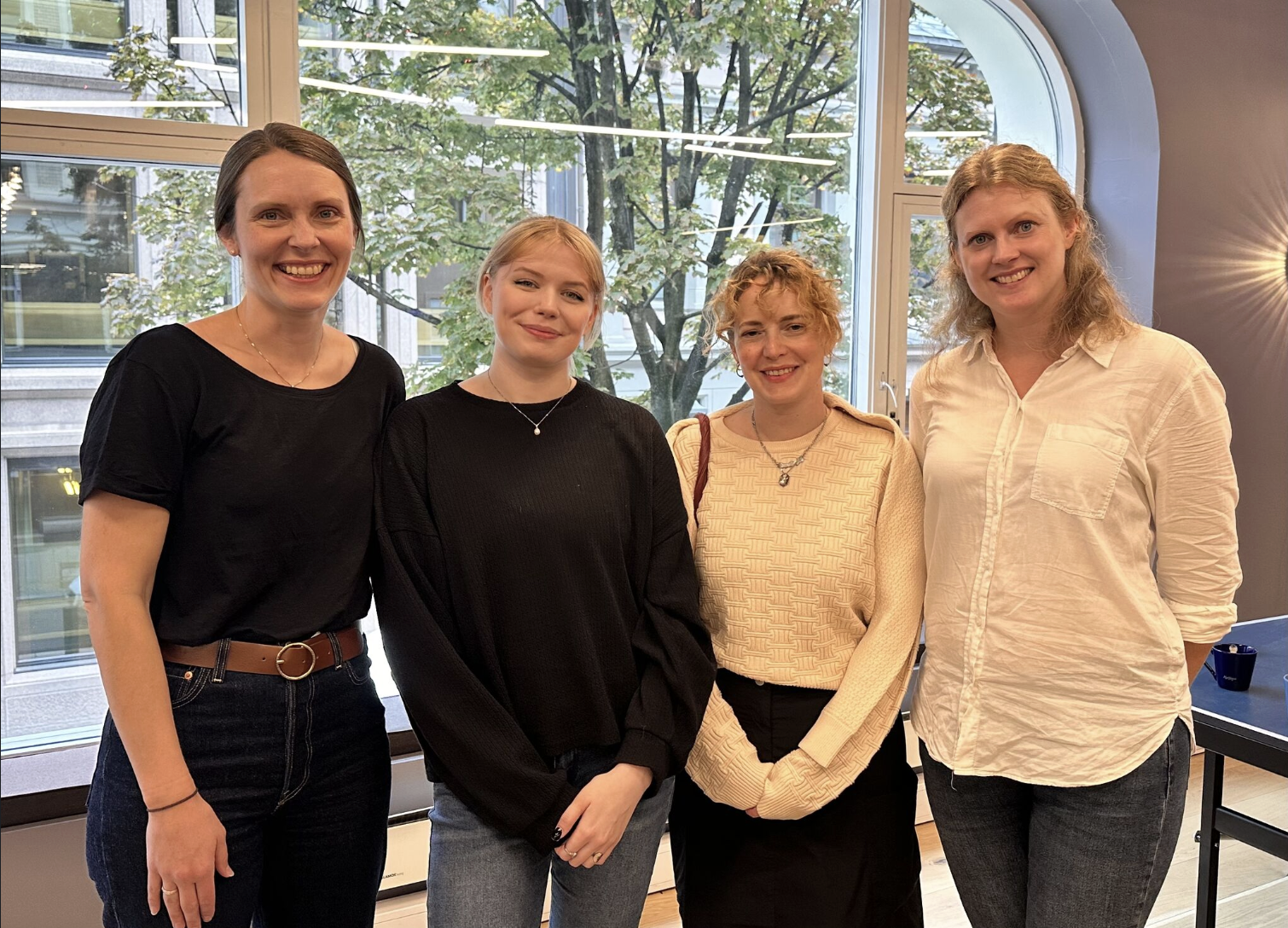 Fire damer står ved siden av hverandre